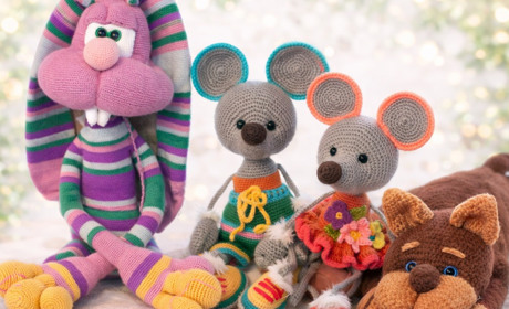 Любов Дибко з Градениць почала в’язати іграшки для онучки: тепер створює десятки хендмейд виробів