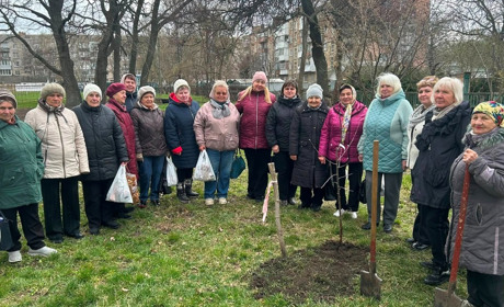 Переяславські гімназисти посадили дерева в пам'ять про остарбайтерів Другої світової війни