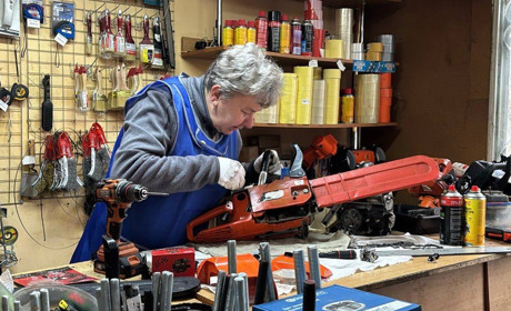 Пекла хліб – тепер ремонтує бензопили: історія Марії Кузьмич з Борислава