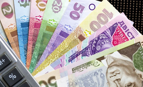 Зарплати в Україні зростають: хто заробляє найбільше та де платять найменше