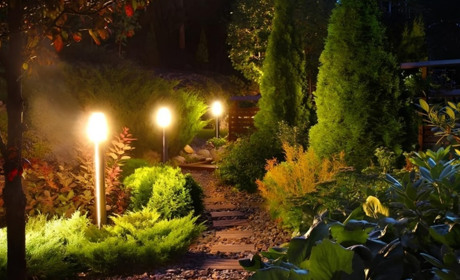 Як правильно розрахувати освітлення подвір'я: норми, люмени та зони безпеки