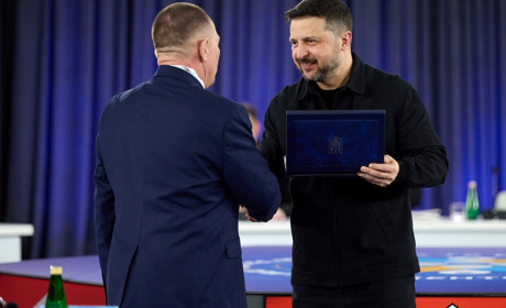 Старокостянтинів отримав відзнаку міста-героя України: президент особисто вручив нагороду