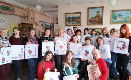 У Ніжинській бібліотеці пройшов майстер-клас з вибійки – давнього українського мистецтва