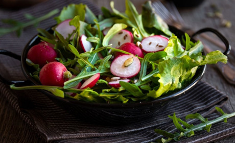 Цікаві рецепти з молодою редискою: крем-суп, курячі шніцелі та гратен