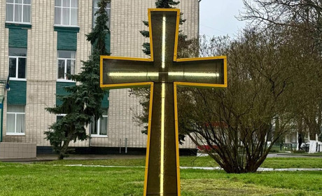 Біля Кагарлицького МЦКД знову встановили хрест: тут освячуватимуть великодні кошики прихожани ПЦУ