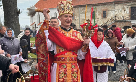 Світлий Великдень у Старокостянтинові: богослужіння, освячення кошиків і родини біля храмів міста