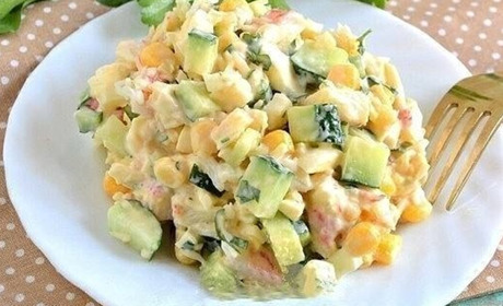 Готуємо сьогодні: салат зі смаженими грибами та крабовими паличками