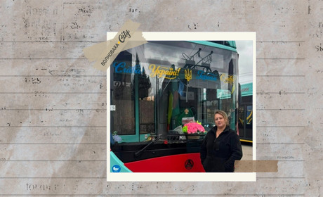 Переселенка з Маріуполя стала водійкою і створила «тролейбус перемоги»