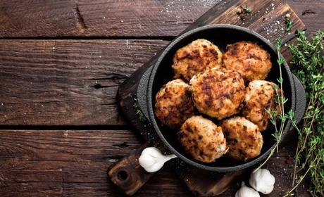 Як приготувати домашні котлети зі свинини: простий покроковий рецепт