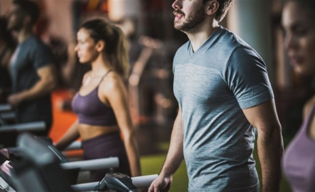 Чим відрізняються футболки для силових вправ, бігу та командних тренувань