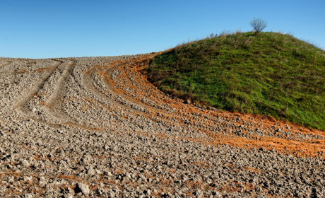 Зайві метри ціною в історію: на Миколаївщині агроном знищив стародавній курган заради ріллі