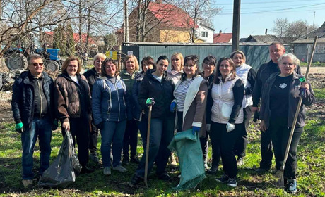 День благоустрою: комунальники та працівники міськради вийшли на прибирання