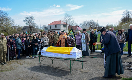 Ніс в своєму серці світло - на Кагарличчині провели в останню дорогу воїна Олексія Богданця