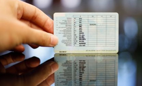 Чи можна керувати авто з простроченим посвідченням під час воєнного стану: пояснення МВС