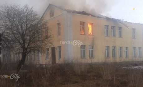Росіяни повторно атакували школу в селищі Есмань: там виникла пожежа