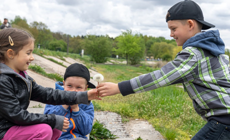 В Україні запустили безоплатний курс про те, як виховувати хлопців-підлітків у повазі до жінок