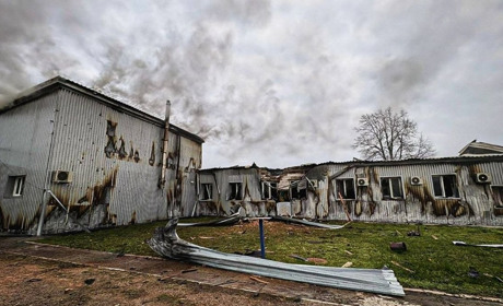 Росіяни вдарили по сільгосппідприємству, виникла пожежа. Фото наслідків