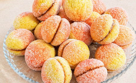 Тістечка «Персики» з вареним згущеним молоком: покроковий рецепт