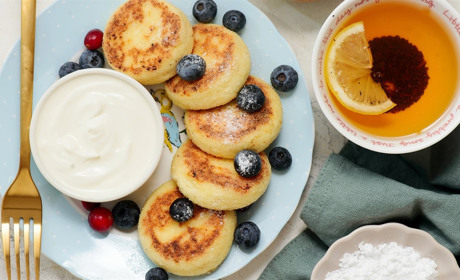 Пишні сирники з манкою: простий покроковий рецепт