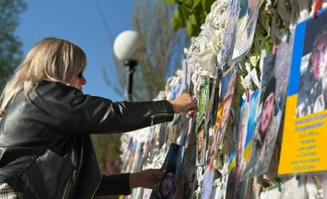 У Первомайську пройшла акція «Не мовчи. Полон вбиває!» Звільнені з полону, капелан та ті, хто очікує