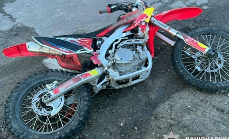 У Гадячі мотоцикл вилетів з дороги та врізався в опору: загинув водій