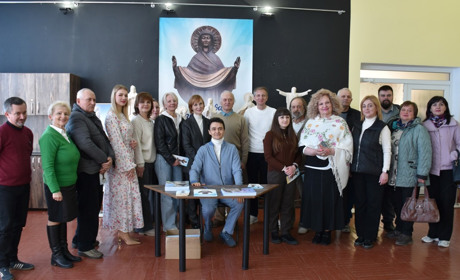 25 скульптур і 20 фоторобіт: у Старокостянтинові відкрили виставку «Молитва за Україну»