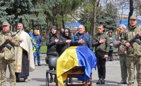 На щиті повернувся додому: у Золотоноші попрощалися із Захисником Євгеном Лимарем (ВІДЕО)