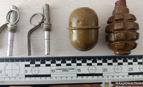 На Кременеччині у чоловіка поліцейські вилучили гранати на набої