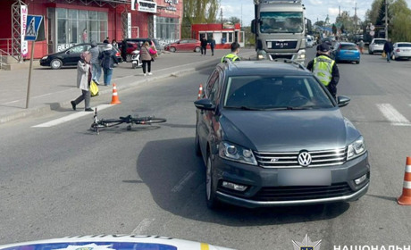У Старокостянтинові легковик збив велосипедистку: жінку госпіталізували