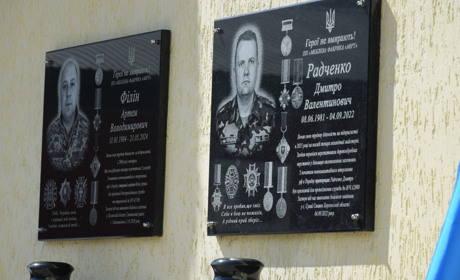 У Звягелі відкрили меморіальні дошки двом загиблим працівникам меблевої фабрики "Мірт"