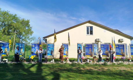 У Пристромах на Переяславщині відкрили портрети на Алеї Героїв та вшанували пам'ять жертв нацизму