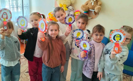 У первомайській «Ластівці» до Дня матері створили виставку портретів і записали відеопривітання