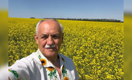 Мер Переяслава в сорочці з соняшниками заселфився в ріпаку на підтримку флешмобу Миколи Калашника