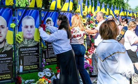 Знак відповідальності, подяки та зв’язку: у Кагарлику на Алеї Слави пов’язали вишиті стрічки пам’яті
