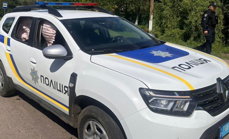 У Новгороді-Сіверському ворожий безпілотник поцілив у машину поліції під час патрулювання