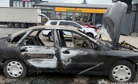 У Кременці пʼяний підліток спалив покинуте авто