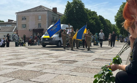 Живим коридором пошани: громада Первомайська попрощалася з Ігорем Хмелем