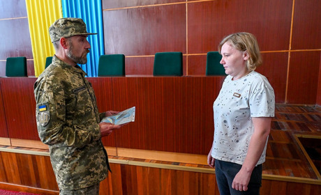 Відзнака міністра оборони: нагороду Захисника Артема Сатиренка передали його дружині