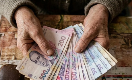 Шахраї поширюють фейкові повідомлення про доплати до пенсій: що варто знати