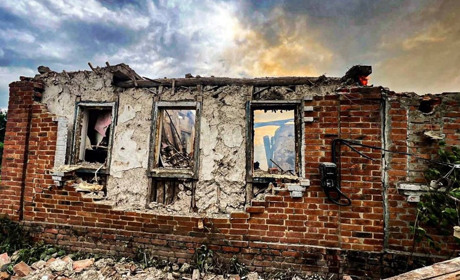 Великобурлуцька громада: російські війська знову завдали удару по житловому сектору