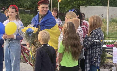 Він мав статус «зниклий безвісти», але першим зняв свій портрет на Алеї надії