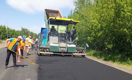 На дорозі до Старокостянтинова ремонтують пошкоджені ділянки траси Н-25