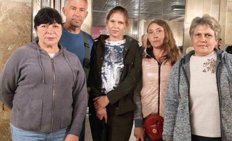 Представники сімей загиблих Героїв Великобурлуцької громади відвідали виставу «Назар Стодоля»