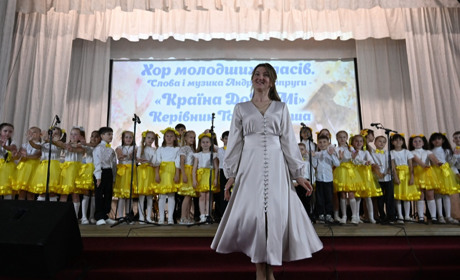 Мистецтво продовжується як у випускниках, так і в першокласниках