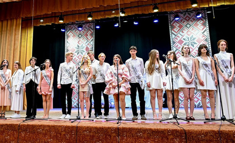 Квіти, нагороди й прощання зі школою: як у Кагарлику святкували Останній дзвоник