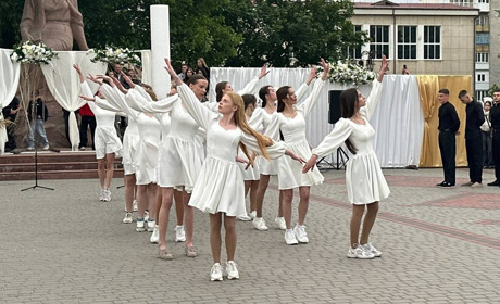Бал випускників на площі Звягеля