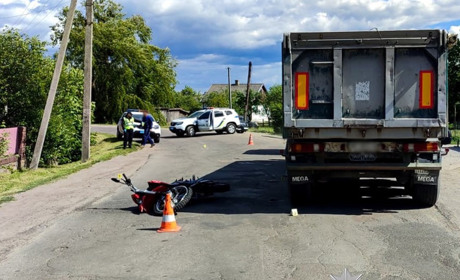 Зіткнулися з вантажівкою: на Рокитнівщині загинув 18-річний мотоцикліст, пасажира госпіталізували