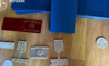 Підроблені паспорти, дипломи та посвідчення: на Київщині ліквідували злочинну мережу
