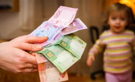 Жінки масово стикаються з блокуванням дитячих виплат: чому допомогу можуть забрати