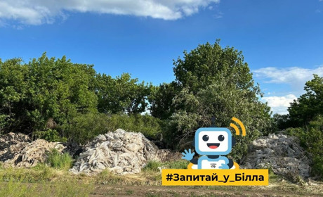 У Біляївці біля полів виявили купи аграрної плівки: фермер пояснив, чому її не прибрали